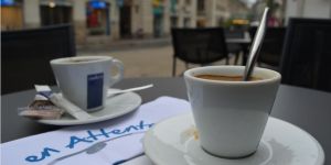 Les clients peuvent déjà offrir un "café en attente" à un inconnu dans le besoin dans quatre bistrots nantais. Photo : © FH/metronews